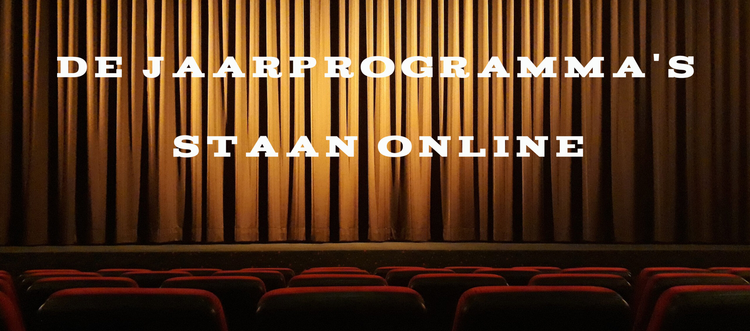 Goudkleurig theatergordijn met tekst: "De jaarprogramma's staan online," boven lege theaterstoelen.