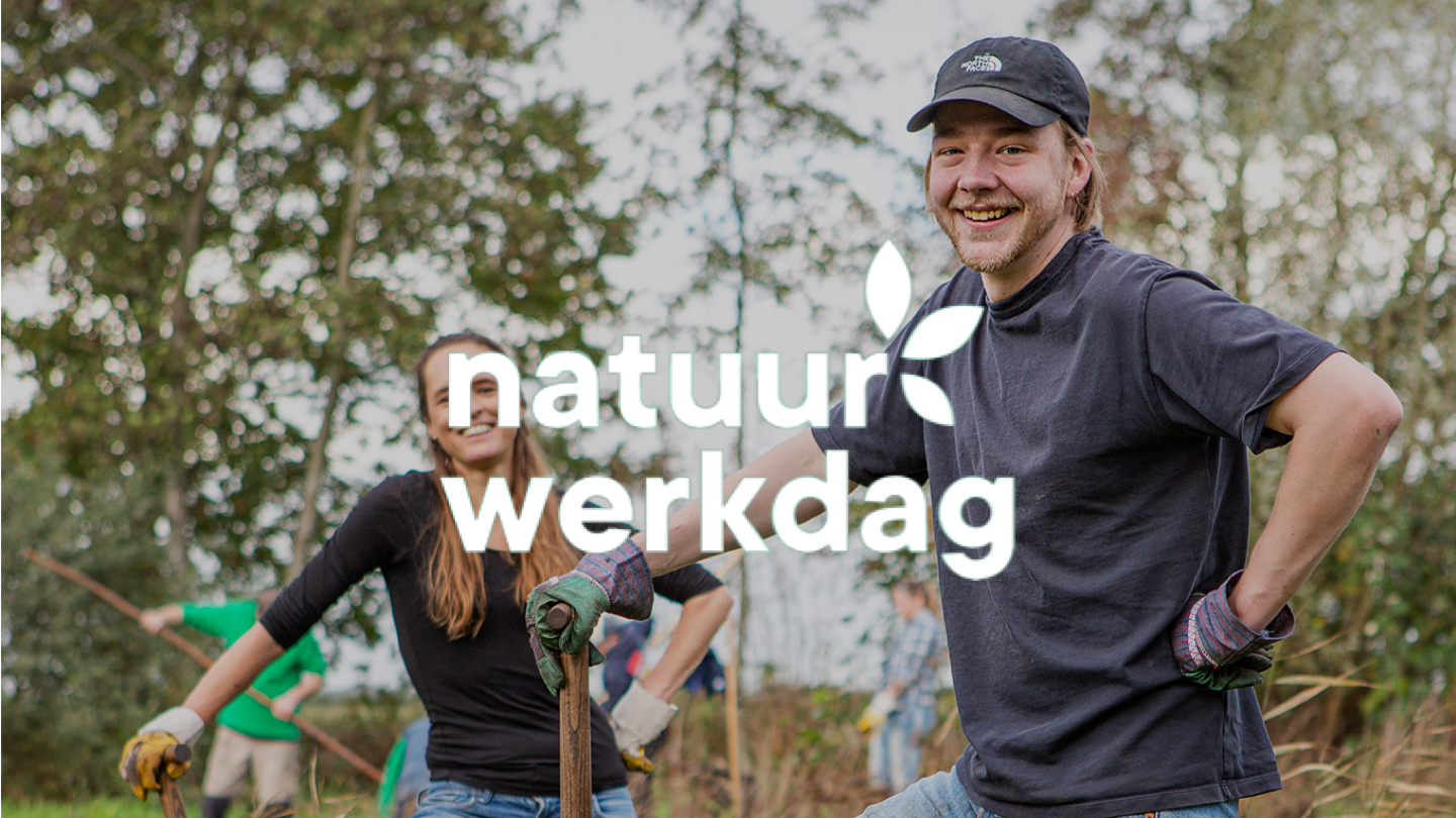 Mensen werken buiten, glimlachend, tijdens Natuurwerkdag, met bomen op de achtergrond.