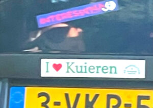Auto met kenteken 3-VKP-5, sticker "I ♥ Kuieren" op de bumper.