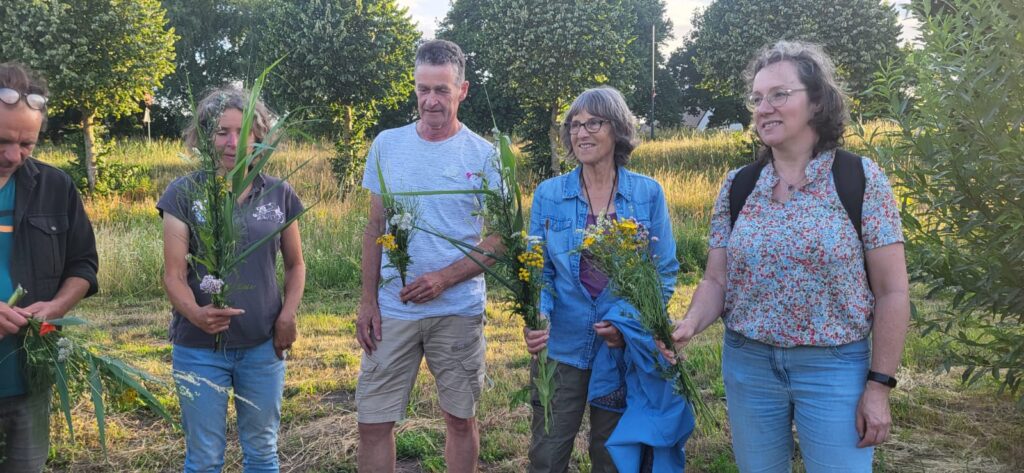 IVN-leden met zelfgemaakte kruidenwis