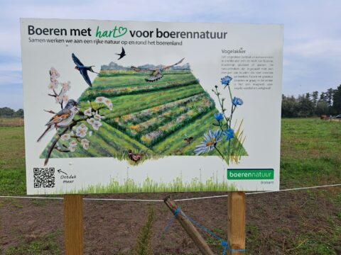 Bord over natuurvriendelijk boeren met illustraties van vogels, bloemen en een QR-code.