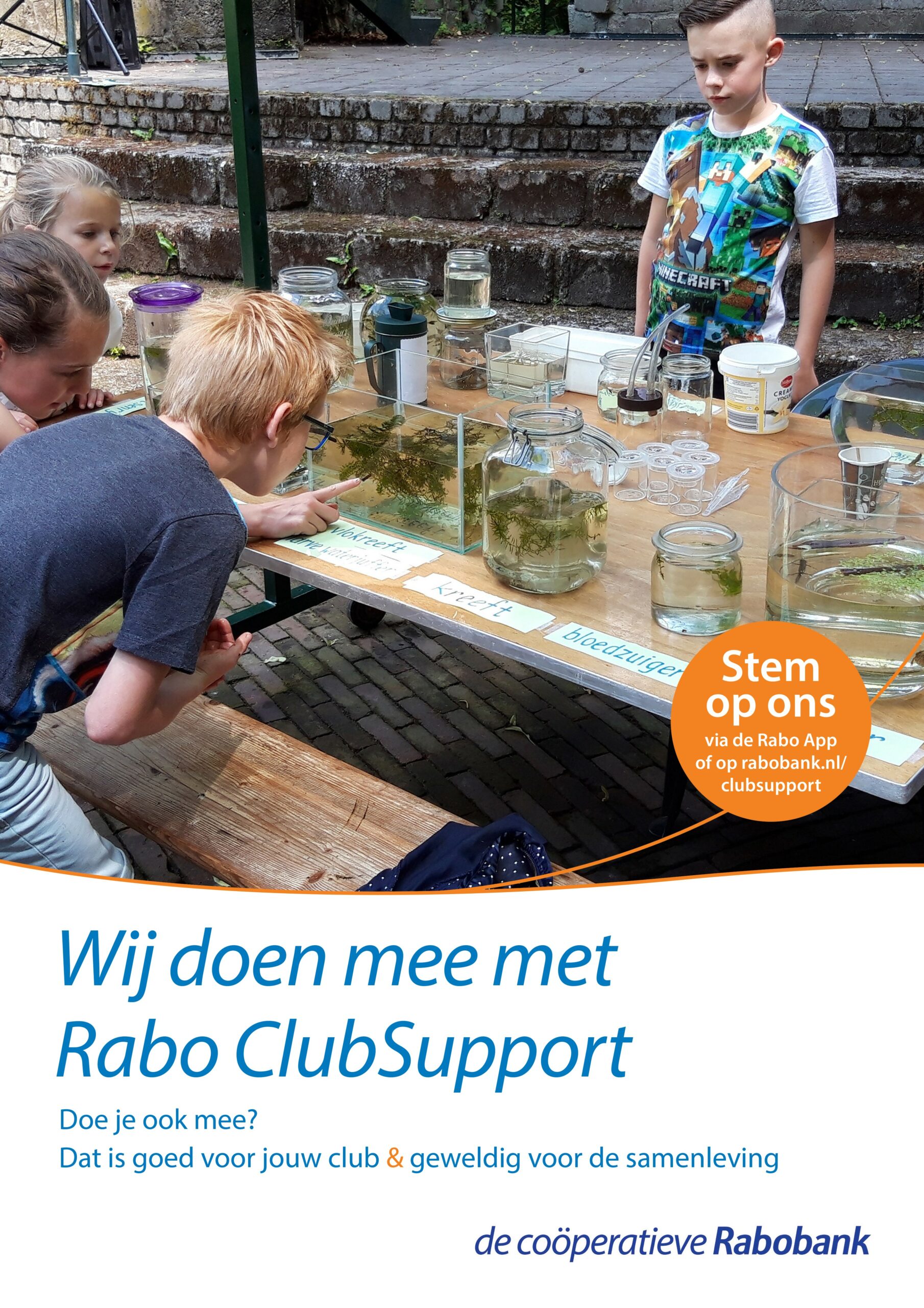 Kinderen bestuderen waterbakken met planten op een tafel, met een Rabo ClubSupport banner.