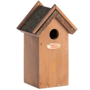 Houten vogelhuisje met schuin dak en een ronde opening aan de voorkant.