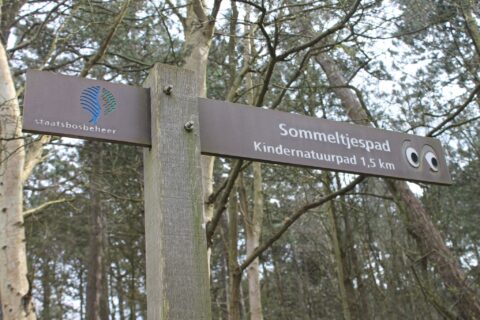 Boswegwijzer voor "Sommeltjespad", kindernatuurpad van 1,5 km, met Staatsbosbeheer-logo.