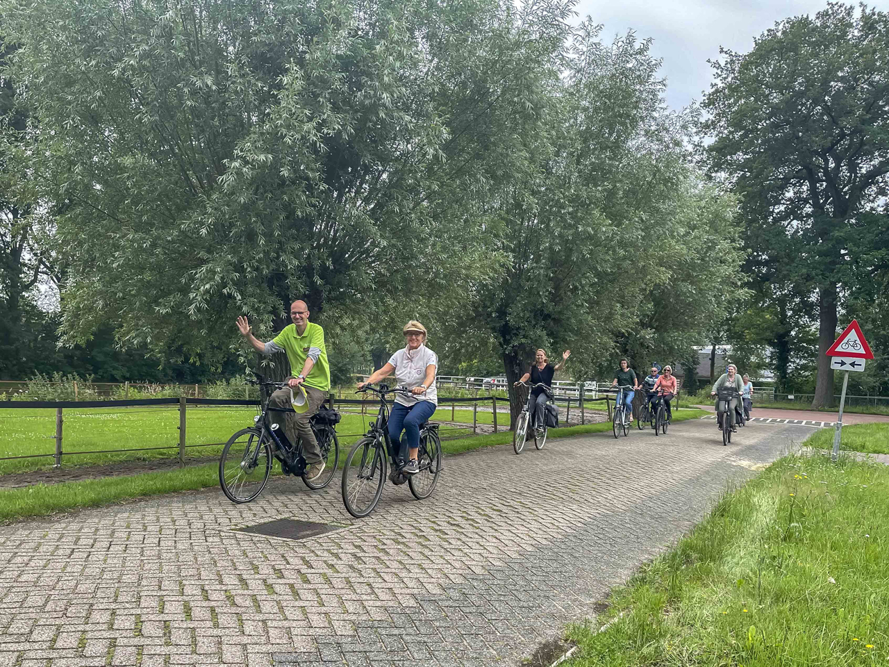 Via smalle landweggetjes en glibberige bospaden naar Heeswijk-Dinther