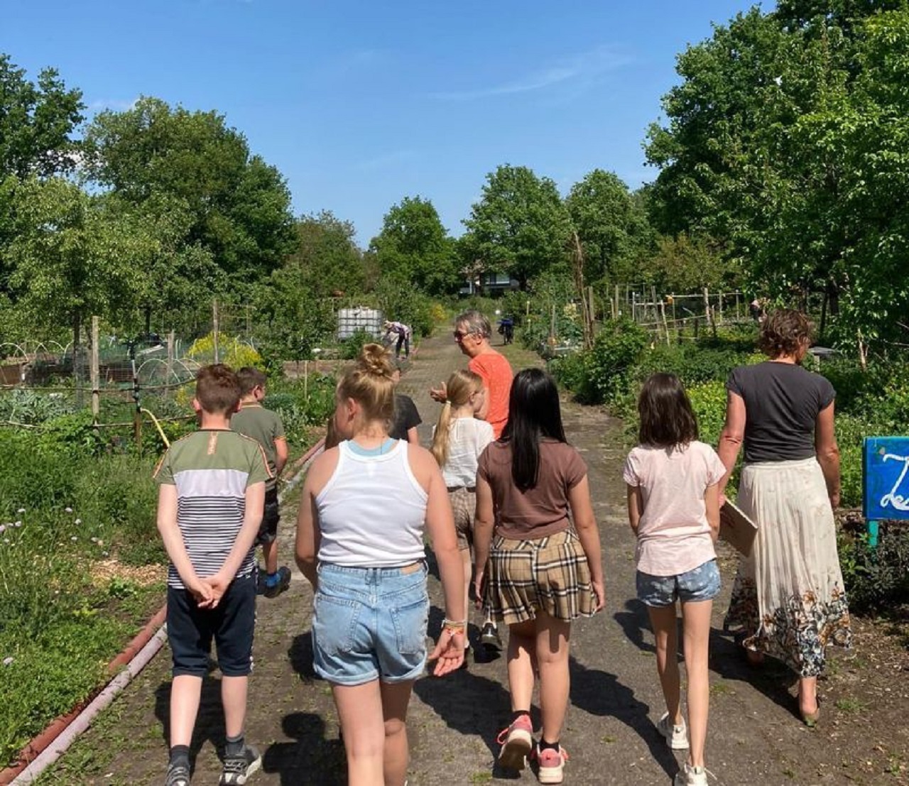 Kindergemeenteraad Maashorst bezoekt Vluchtelingenwerk, buurtsportcoaches en permacultuurtuin