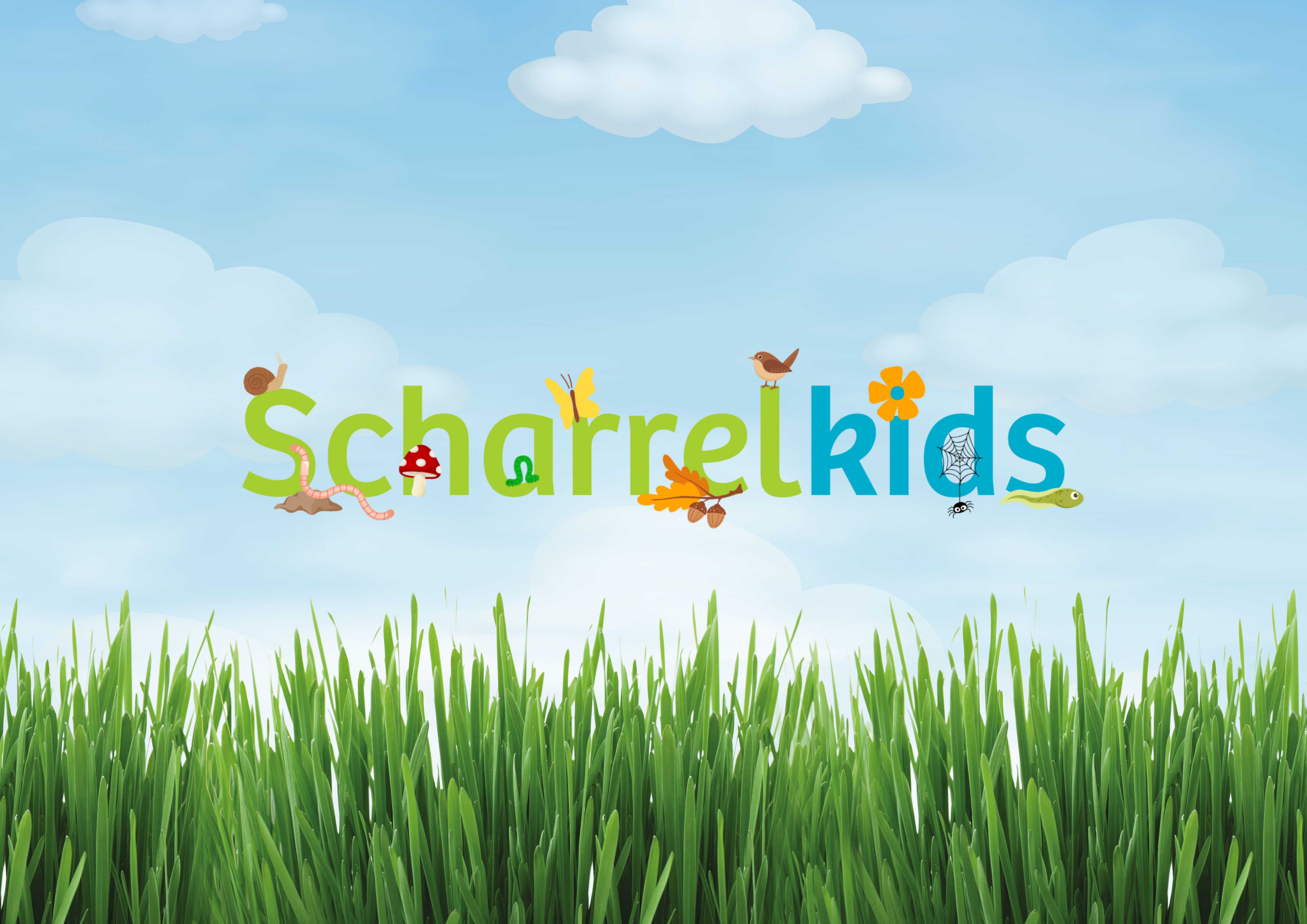 "Grasveld met 'Scharrelkids' logo versierd met natuuriconen onder een blauwe lucht met wolken."