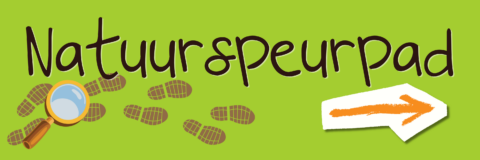 Groene achtergrond met tekst "Natuurspeurpad", voetafdrukken, vergrootglas en een oranje pijl naar rechts.
