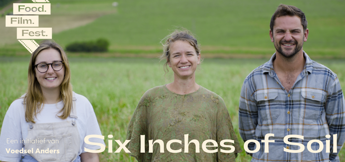 Drie mensen lachen op een veld met tekst "Six Inches of Soil" en "Food. Film. Fest."