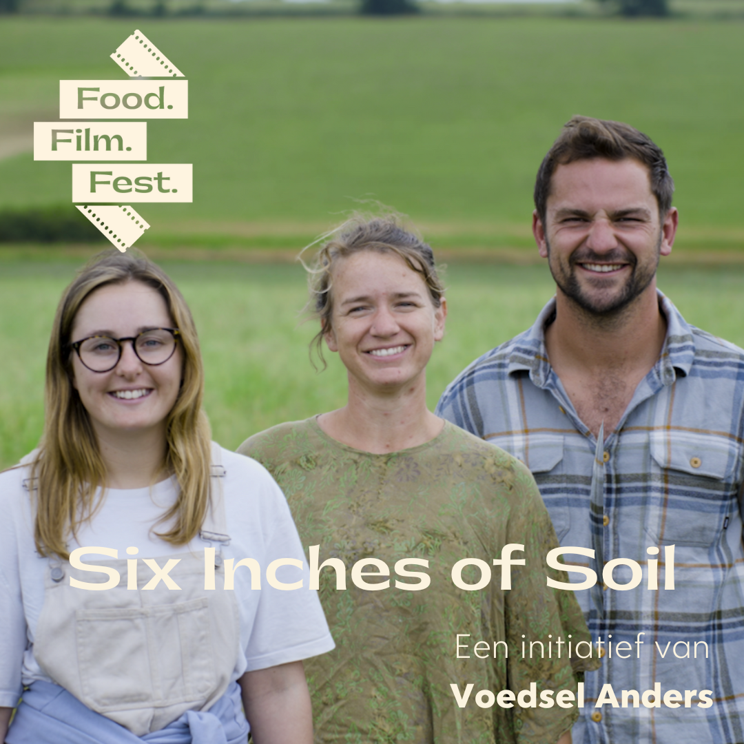 Drie personen staan in een groen veld; tekst: "Food. Film. Fest. Six Inches of Soil."