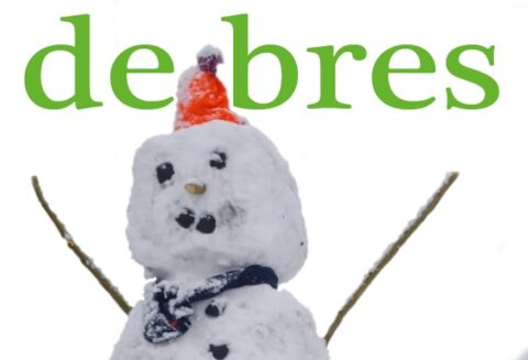 Sneeuwpop met takkenarmen, oranje hoed en sjaal voor tijdschrift "De Bres" uitgave.