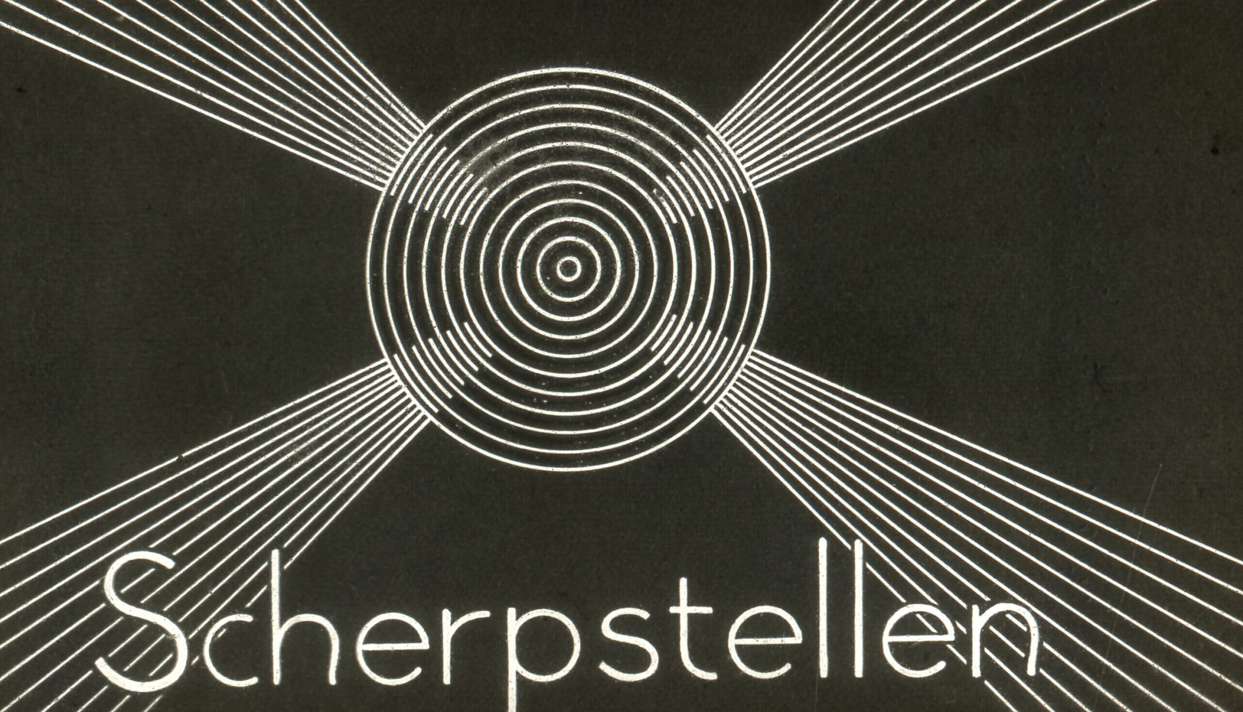 Cirkel met radiërende lijnen en het woord "Scherpstellen" eronder op een zwarte achtergrond.