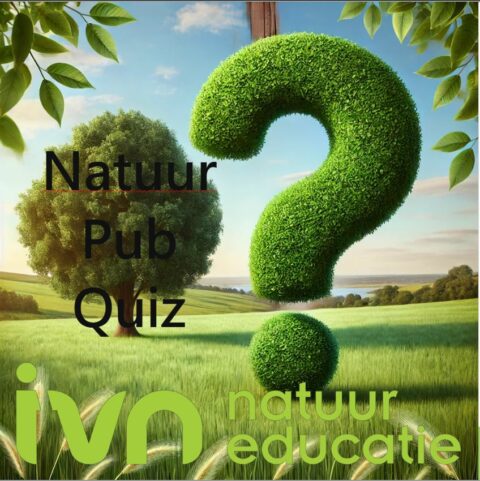 Grote groene vraagteken in een veld met bomen, tekst: "Natuur Pub Quiz", "IVN natuur educatie".