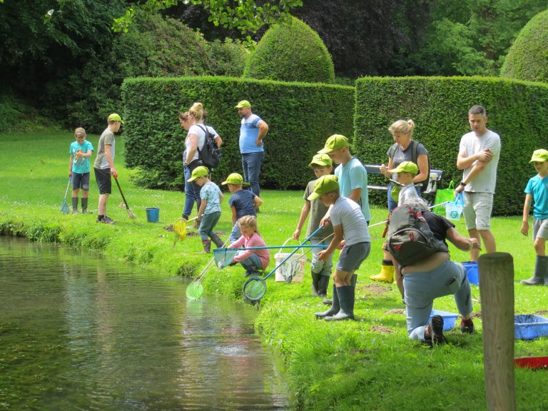 foto met onderzoekende kinderen