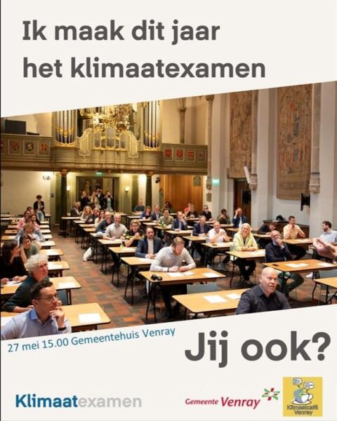 Mensen in examenopstelling in raadzaal; aankondiging klimaatexamen in Venray op 27 mei.