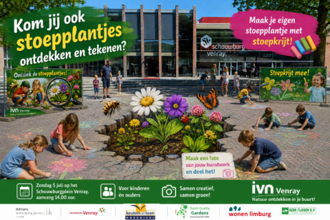 Kinderen tekenen stoepkrijt-kunst van bloemen op plein bij Schouwburg Venray voor evenement.