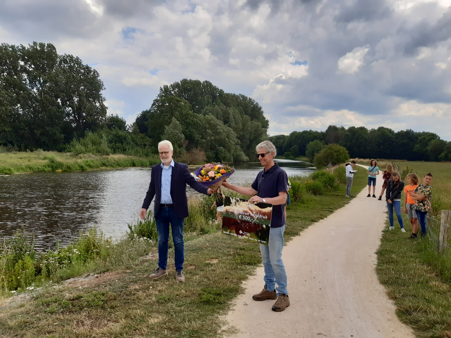 Jeugd IVN krijgt blauwgroene handdruk van Waterschap