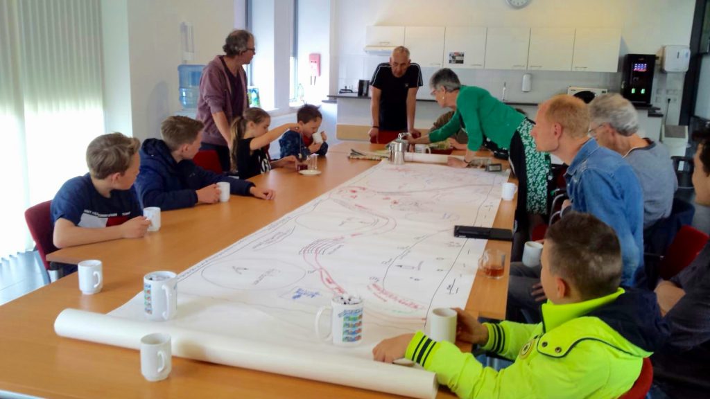Jeugd IVN bij het waterschap aan tafel