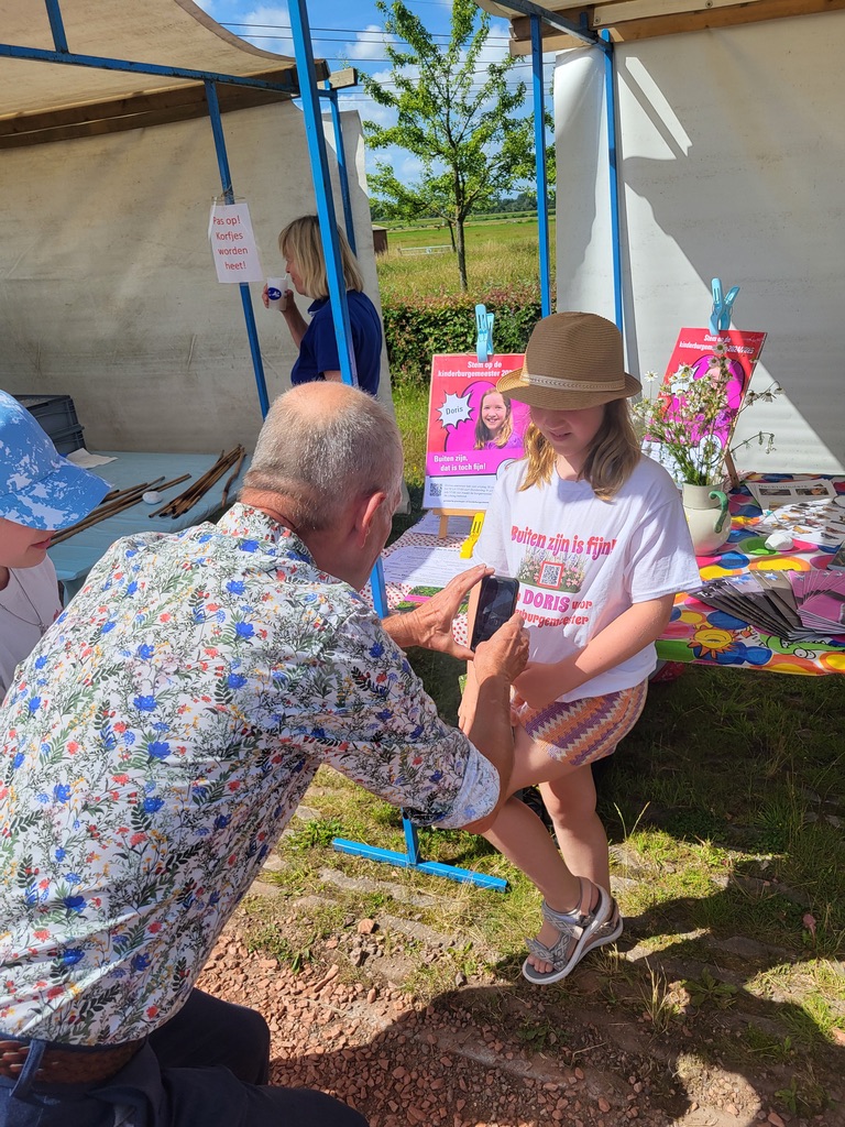 Doris laat haar t-shirt fotograferen.