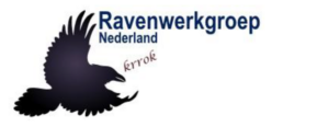 Logo van de Ravenwerkgroep Nederland met een silhouet van een vliegende raaf en het woord "krrok".