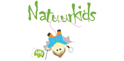 Tekst "Natuurkids" met een hangend kind in detectivekleding en een vergrootglas.