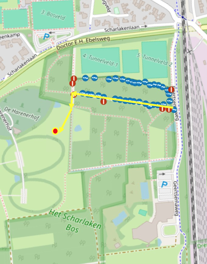 Kaart van een wandelroute in Het Scharlaken Bos, omlijnd met blauwe en rode markeringen.